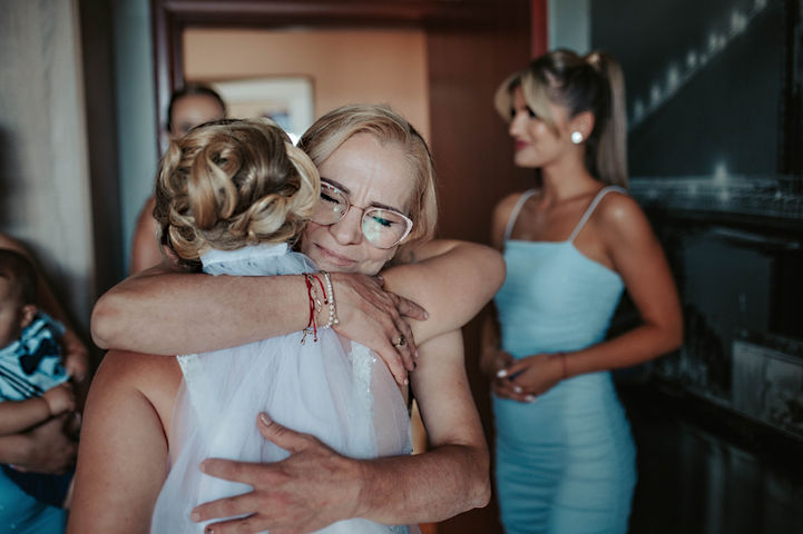 "Професионален сватбен фотограф в България – усмивки и емоции"