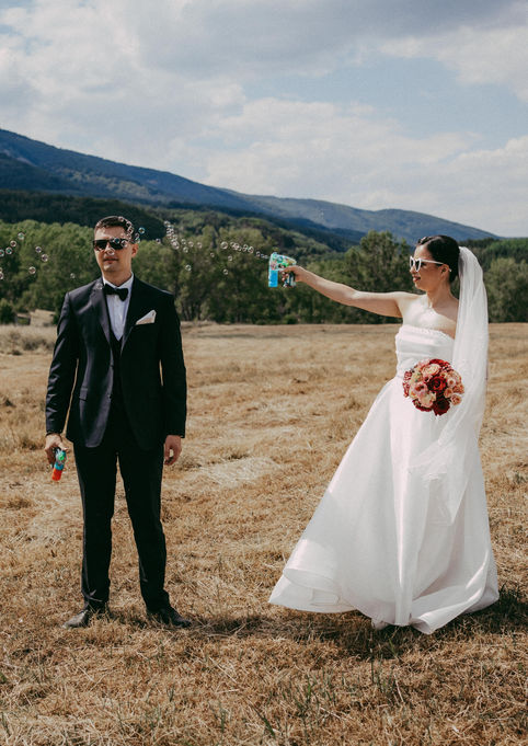 Сватбена фотосесия на младоженци в центъра на София