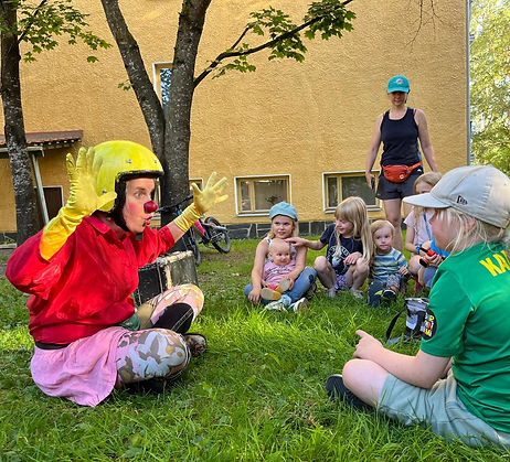 Ruuti-klovnin moposirkus.jpg