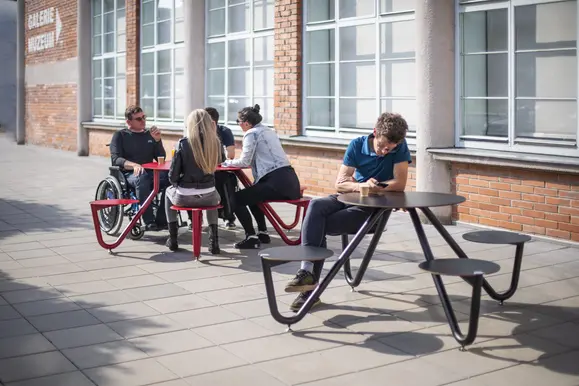 Mobilier urbain: Tables à picnic accessibles (ADA) extérieur en acier Orbit d'mmcité