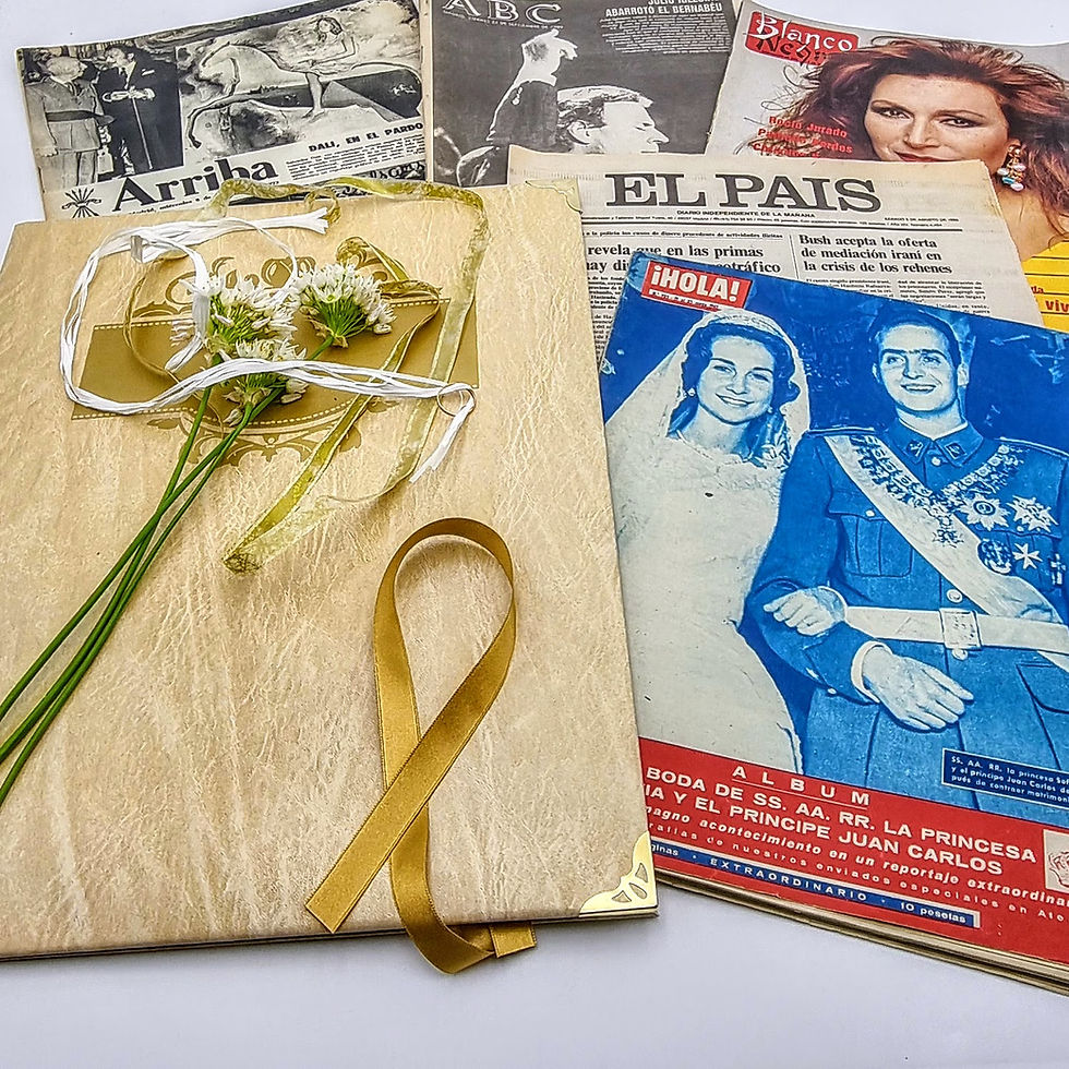 Periódicos antiguos españoles y revistas en carpeta presentación para aniversarios de boda, bodas de oro, plata...