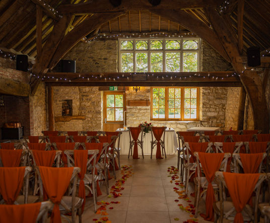 Sleek cubed gold candle holders paired with modern wedding décor to enhance a refined and sophisticated tablescape.