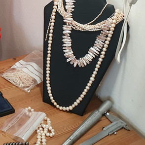 Réalisation sur mesure de colliers en perles de culture et d'eau douce.