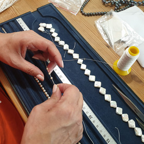 Nous réparons, transformons et créons des colliers sur fil en coton ou en soie.