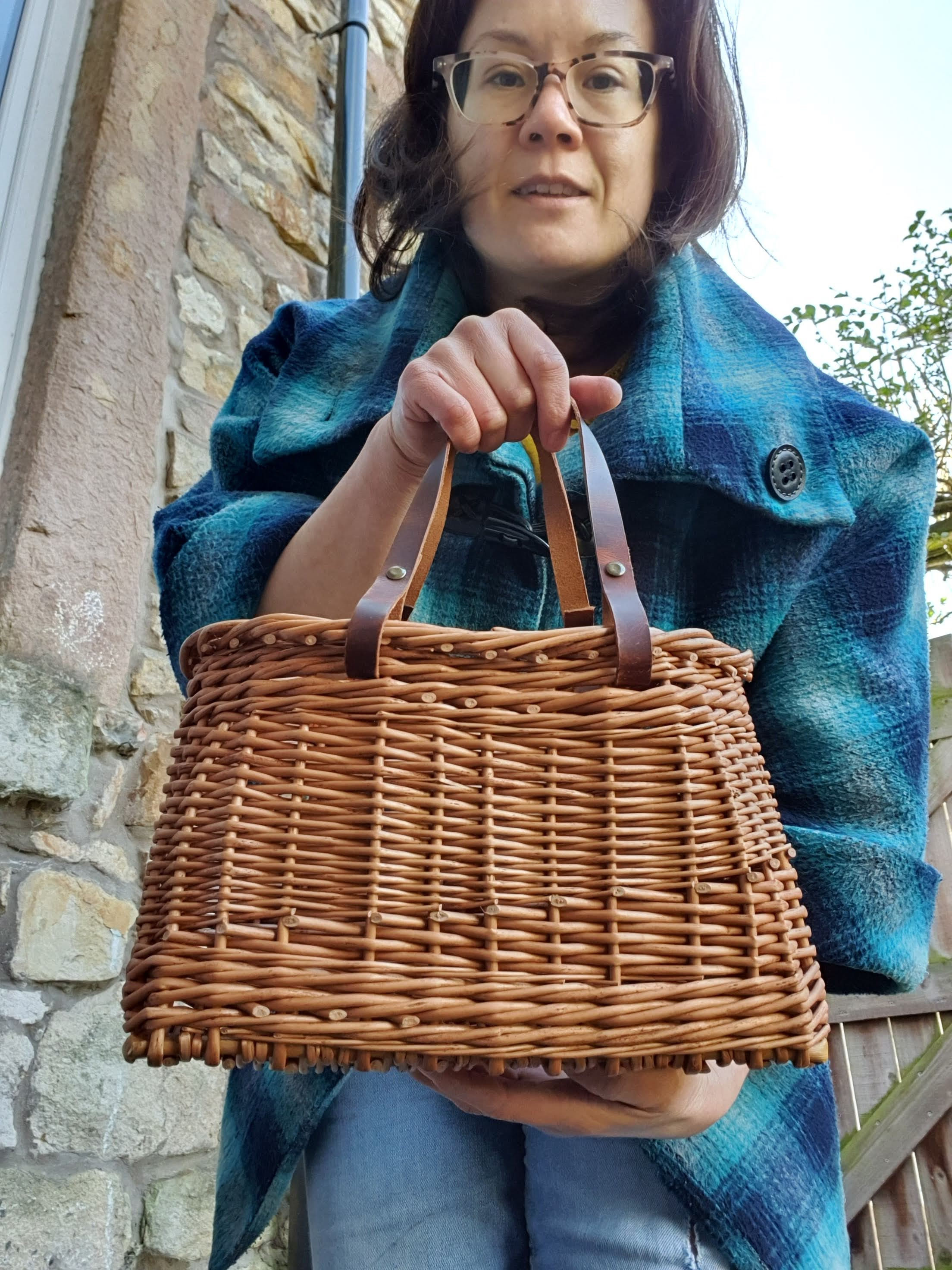 Willow basket handbag with leather handle