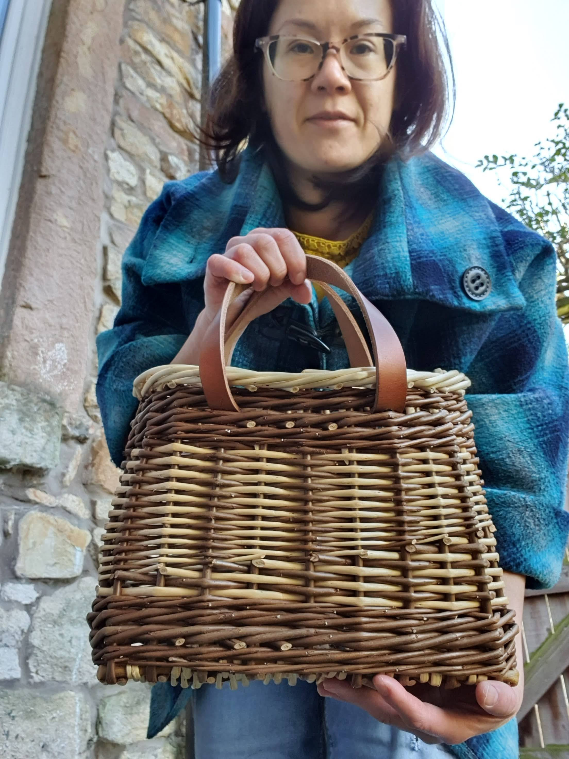 Willow basket handbag with leather handle