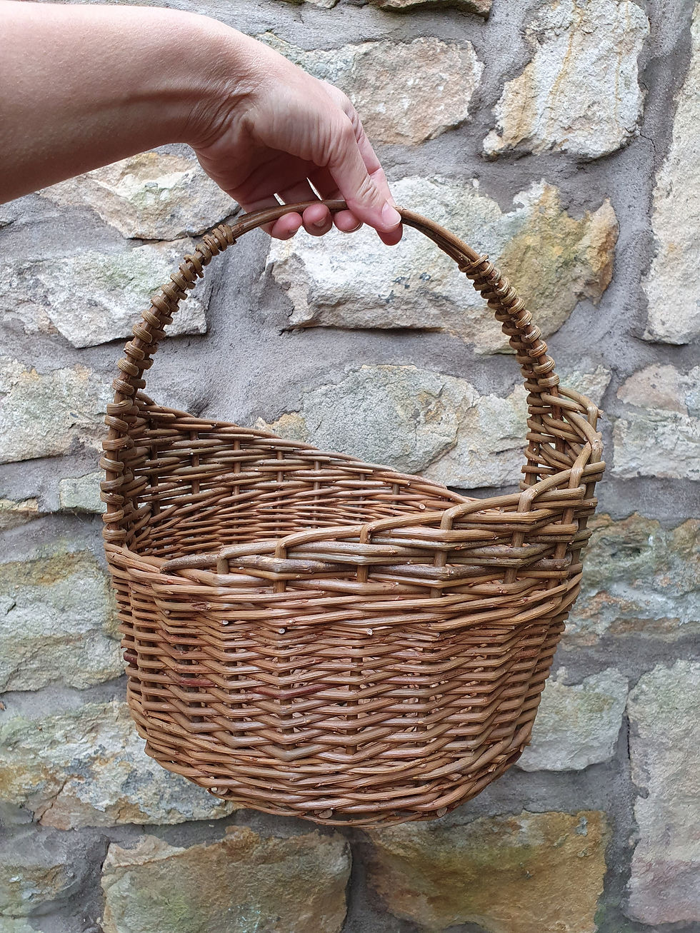 Thumbnail: Asymmetric basket with curved handle