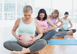 Les femmes enceintes assis sur des natte