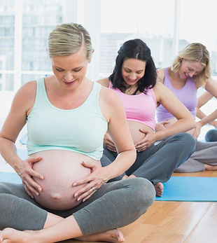 Schwangere Frauen im Yoga