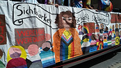 CSD Nürnberg Demo 2022 - Wagen Fliederlich e.V. Motto Sicherheit schafft Sicherheit von Uschi Unsinn