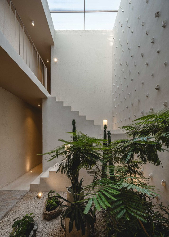 Casa Tamarindo de Studio Moca + Gadex en Mérida, Yucatán, México. Artículo en Revista FOCUS Latinoamérica sobre arquitectura mexicana, remodelación residencial, chukum, patios interiores y architecture.