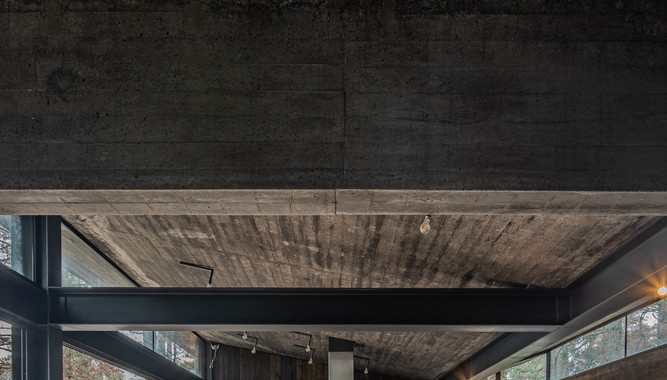 Casa Oruç de Saavedra Arquitectos en Mineral del Monte, Hidalgo, México. Artículo en Revista FOCUS Latinoamérica sobre arquitectura mexicana, vivienda en pendiente, casa en el bosque y architecture.