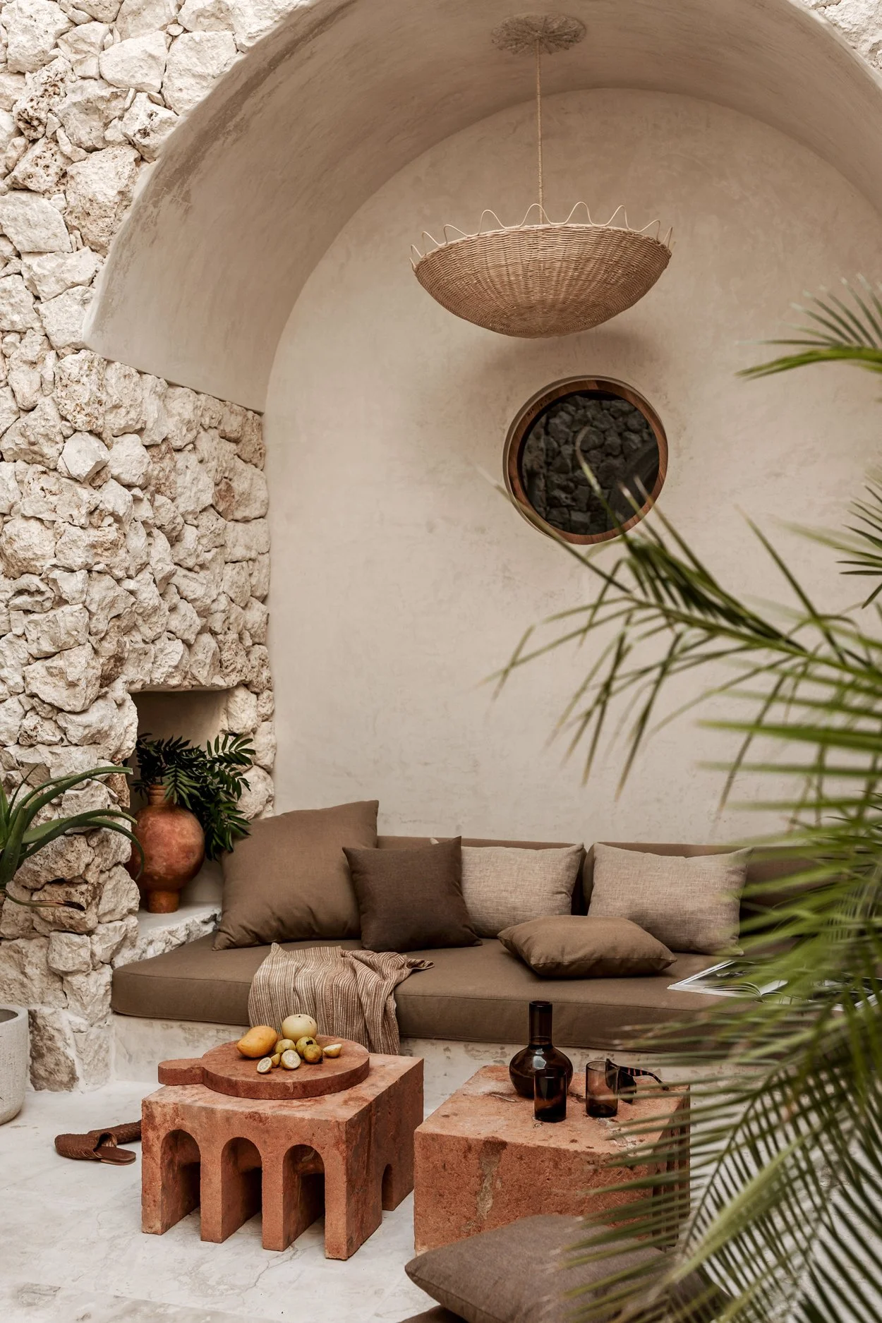 Casa Cedro de Terreo Studio en Tulum, Quintana Roo, México. Artículo en Revista FOCUS Latinoamérica sobre arquitectura mexicana, vivienda contemporánea, piedra caliza maya, arcos y architecture.