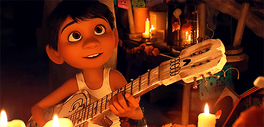 Miguel Rivera de Coco con guitarra posando como Ernesto de la Cruz