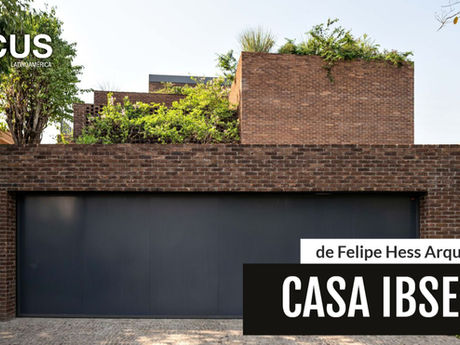 ¿Puede una casa de ladrillo cerrarse a la calle y abrirse como jardín? | Casa Ibsen de Felipe Hess Arquitetos