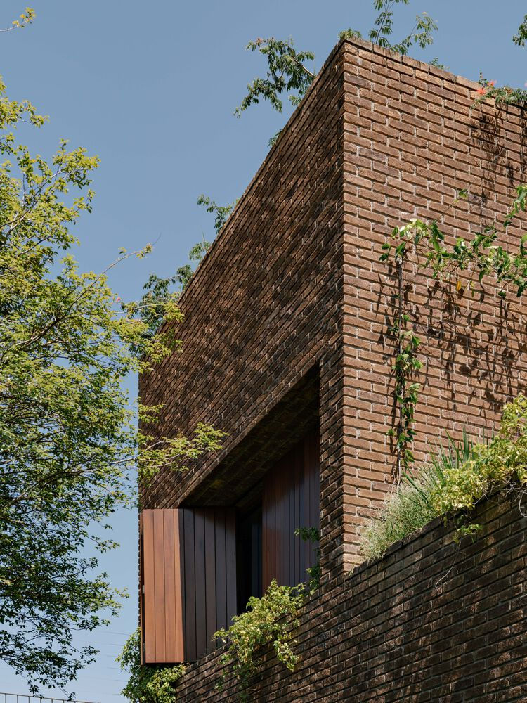 Casa Ibsen de Felipe Hess Arquitetos en São Paulo, Brasil. Artículo en Revista FOCUS Latinoamérica sobre arquitectura brasileña, vivienda contemporánea, casa de ladrillo, patios interiores y architecture.