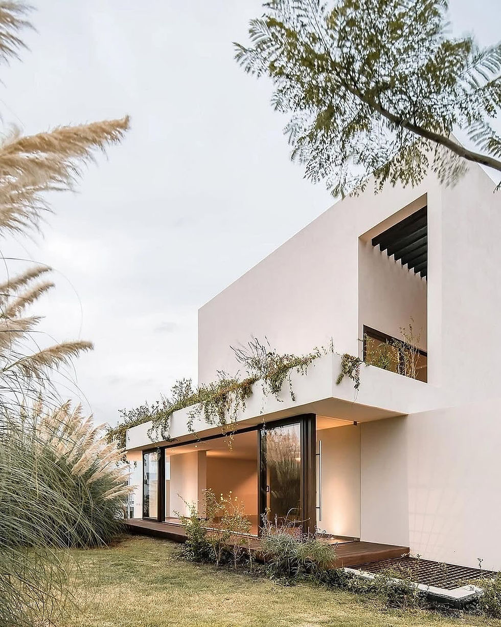Fachada de Casa Tequila de Santiago Martínez + Gzuart en Querétaro, México, vivienda de arquitectura mexicana contemporánea con tonos claros, terrazas y luz natural. Revista FOCUS Latinoamérica, architecture.