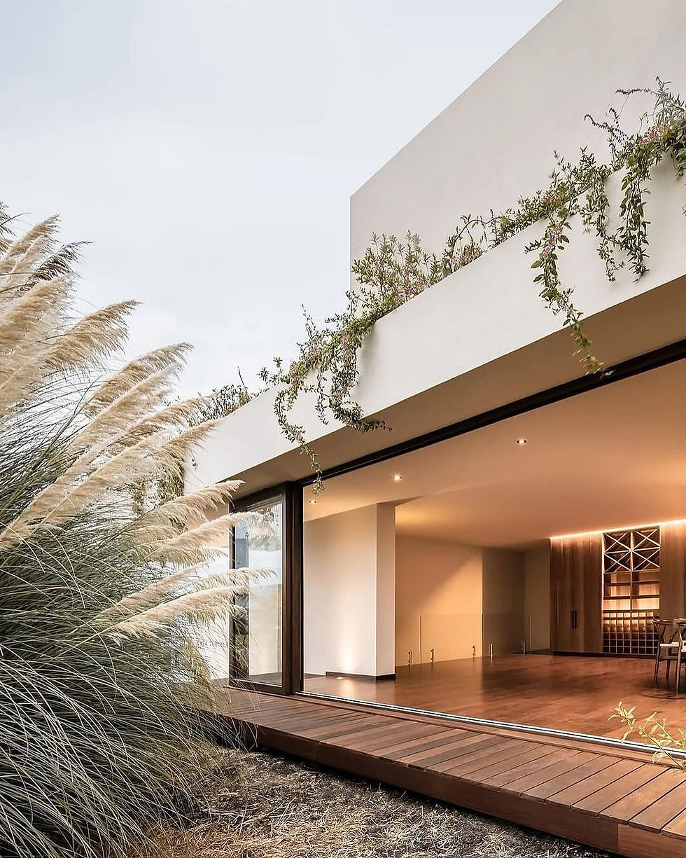 Fachada de Casa Tequila de Santiago Martínez + Gzuart en Querétaro, México, vivienda de arquitectura mexicana contemporánea con tonos claros, terrazas y luz natural. Revista FOCUS Latinoamérica, architecture.
