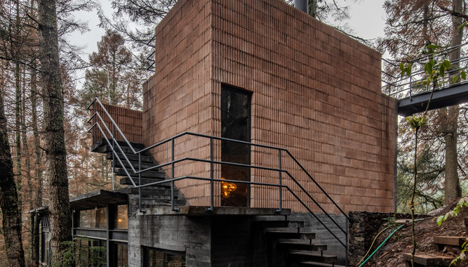 Casa Oruç de Saavedra Arquitectos en Mineral del Monte, Hidalgo, México. Artículo en Revista FOCUS Latinoamérica sobre arquitectura mexicana, vivienda en pendiente, casa en el bosque y architecture.