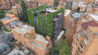 El Edificio que Lleva un jardín Vertical a otro nivel en Bogotá | Edificio Santalaia