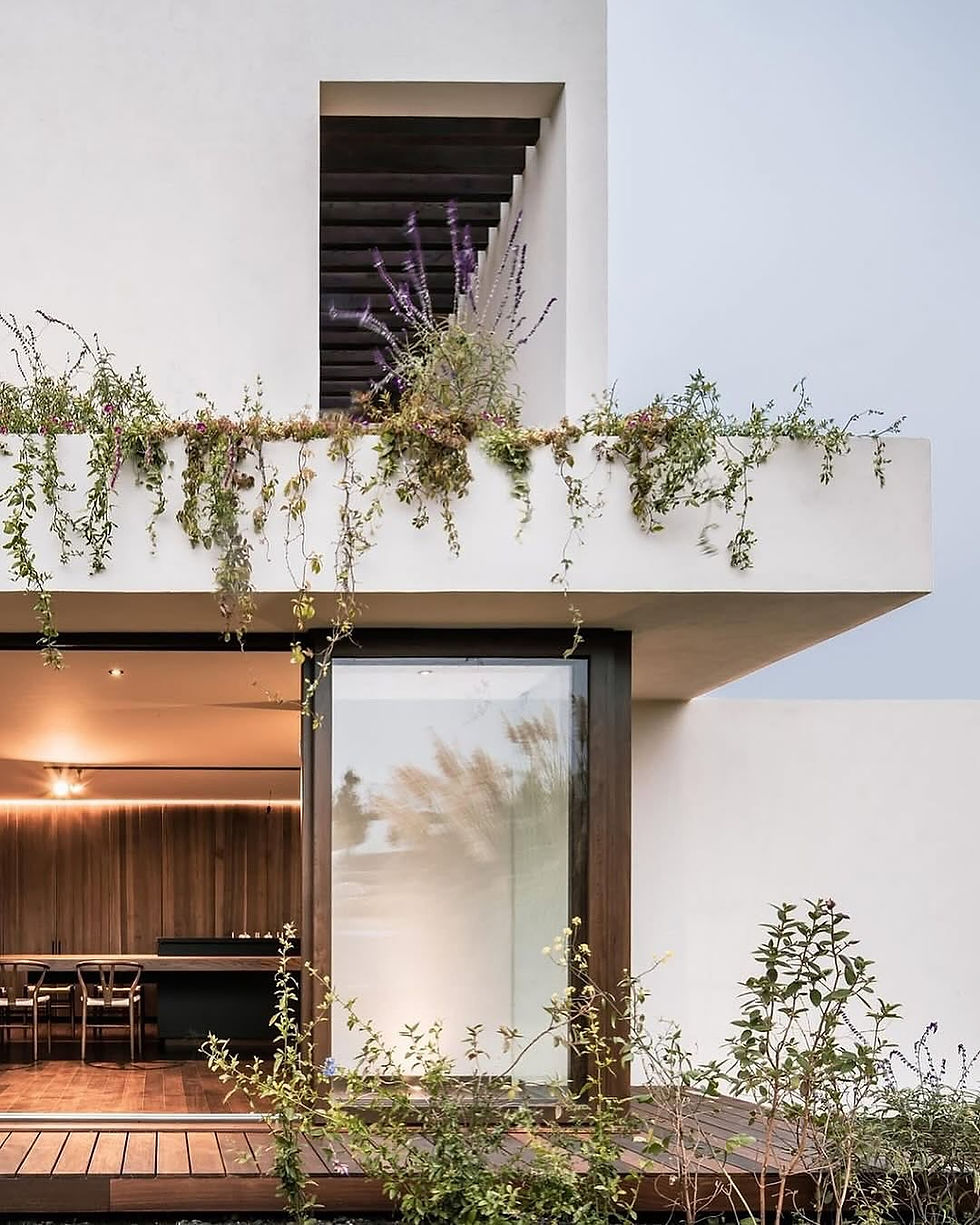 Fachada de Casa Tequila de Santiago Martínez + Gzuart en Querétaro, México, vivienda de arquitectura mexicana contemporánea con tonos claros, terrazas y luz natural. Revista FOCUS Latinoamérica, architecture.