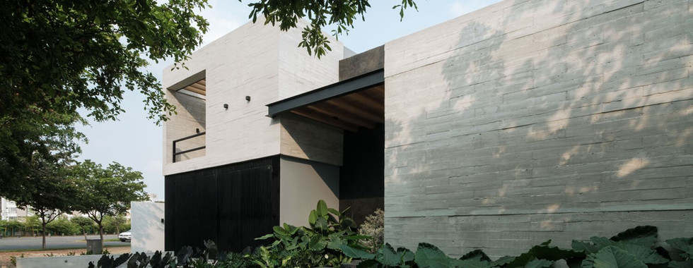 Casa Akaly de Di Frenna Arquitectos en Isla Mocolí, Samborondón, Ecuador. Artículo en Revista FOCUS Latinoamérica sobre arquitectura latinoamericana, vivienda contemporánea, patio central, concreto aparente y architecture.