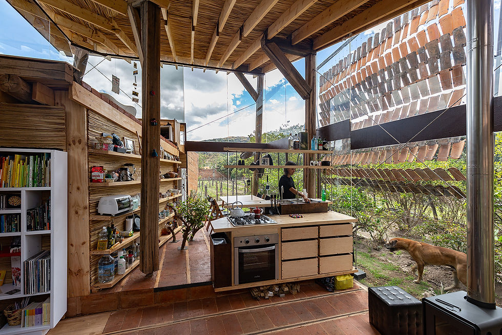 Casa de las Tejas Voladoras de Daniel Moreno Flores en Pifo, Quito, Ecuador. Artículo en Revista FOCUS Latinoamérica sobre arquitectura ecuatoriana, tejas recicladas, vivienda unifamiliar, paisaje y architecture.