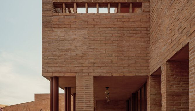 Centro para la Cultura y las Artes de la Ribera de ATELIER ARS en Ajijic, Jalisco, México. Artículo en Revista FOCUS Latinoamérica sobre arquitectura mexicana, arquitectura cultural, barro regional, Lago de Chapala y architecture.