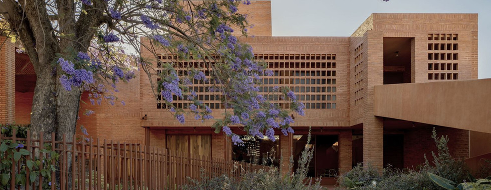 Centro para la Cultura y las Artes de la Ribera de ATELIER ARS en Ajijic, Jalisco, México. Artículo en Revista FOCUS Latinoamérica sobre arquitectura mexicana, arquitectura cultural, barro regional, Lago de Chapala y architecture.