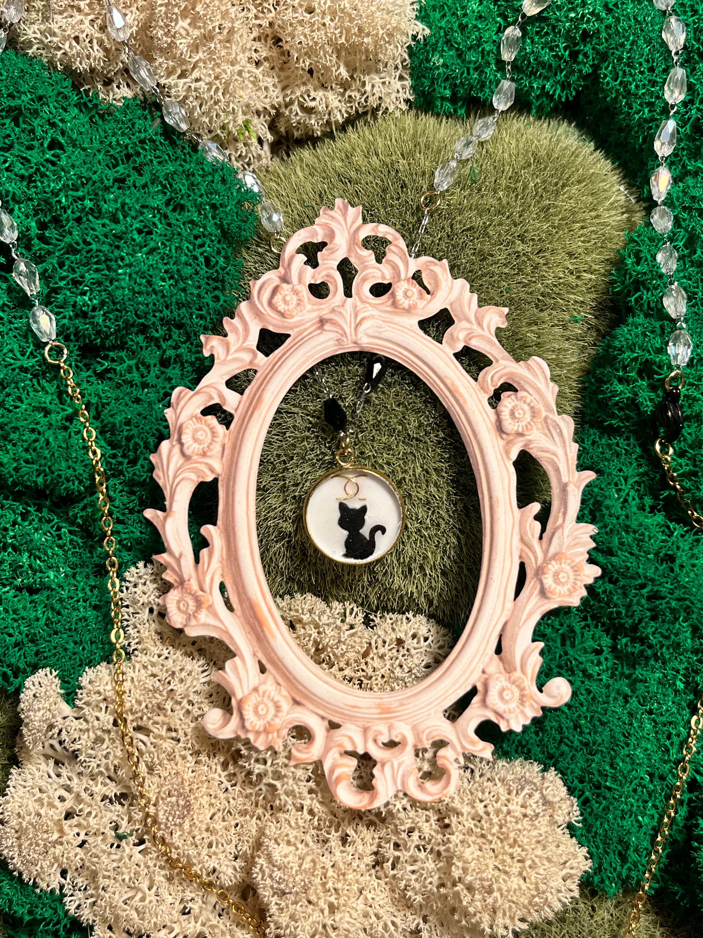 Smaltovaný náhrdelník "Cočka Chanel"