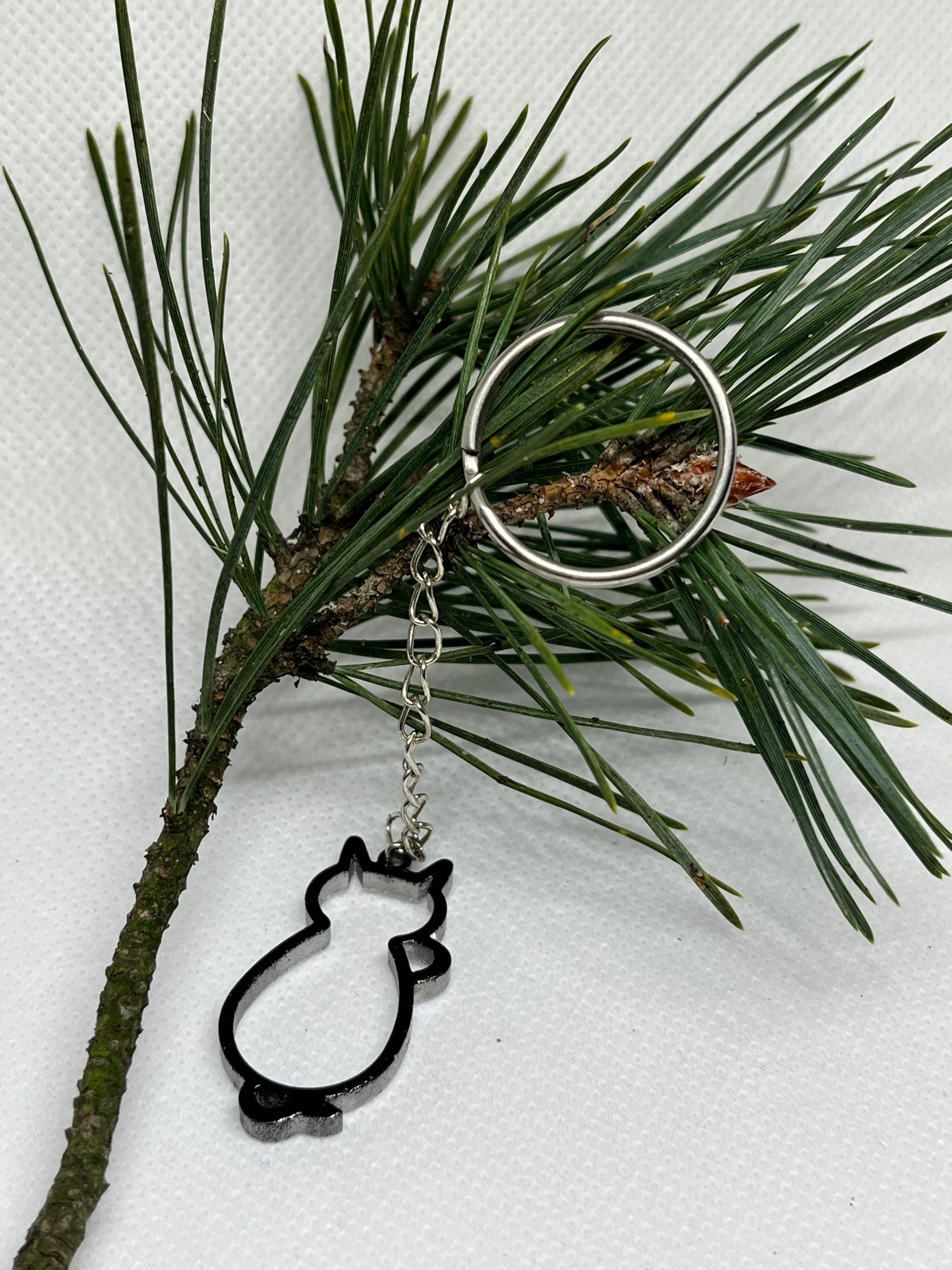 Smaltovaná klíčenka "Černá a Bílá kočka"