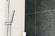 Begehbare Dusche mit Regendusche.jpg