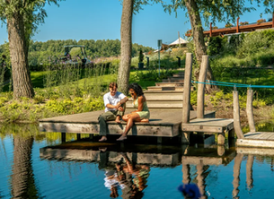 Am Wasser sitzen.webp