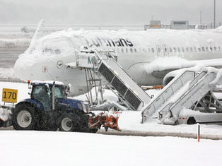 Las fuertes nevadas provocan el cierre de varios aeropuertos en el Reino Unido