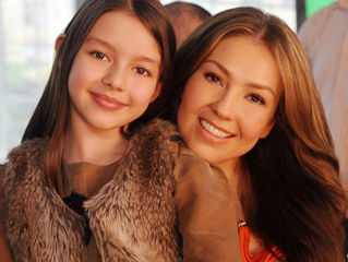 Thalía tiene una 'terapia de abrazos' con su hija, Sabrina Sakaë