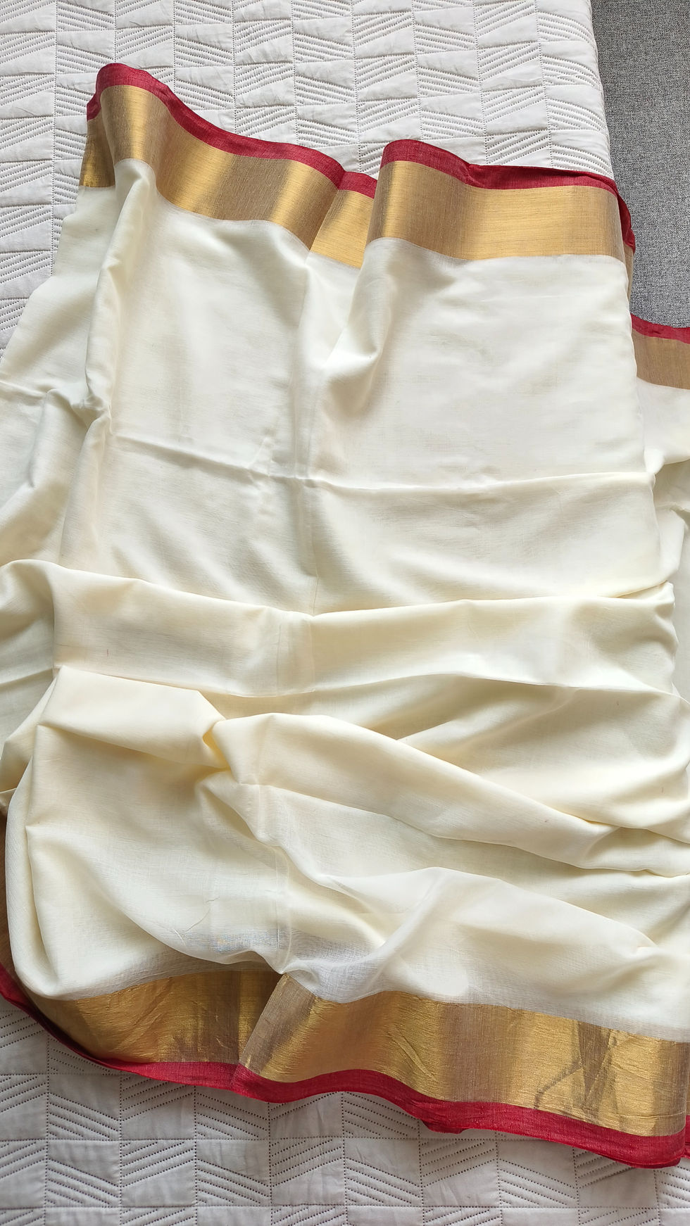 Thumbnail: Handloom Pure Mul Cotton Onam Saree with Dual-Tone Zari Border