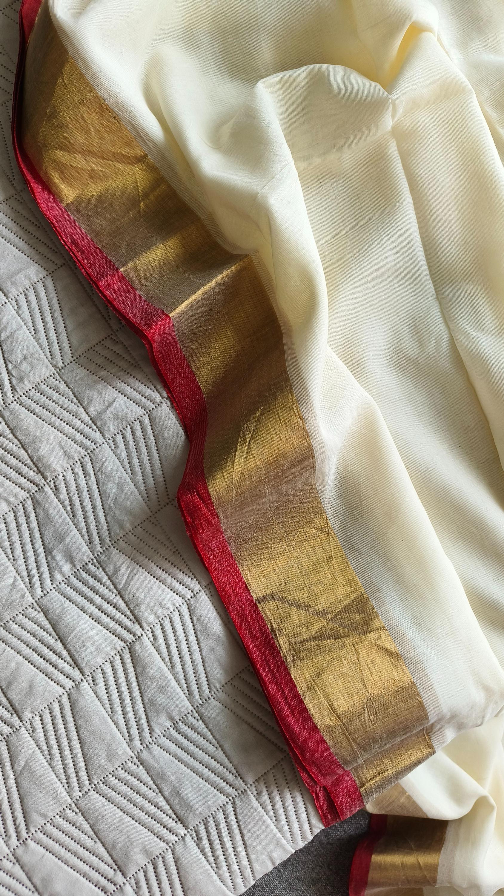 Handloom Pure Mul Cotton Onam Saree with Red Zari Border