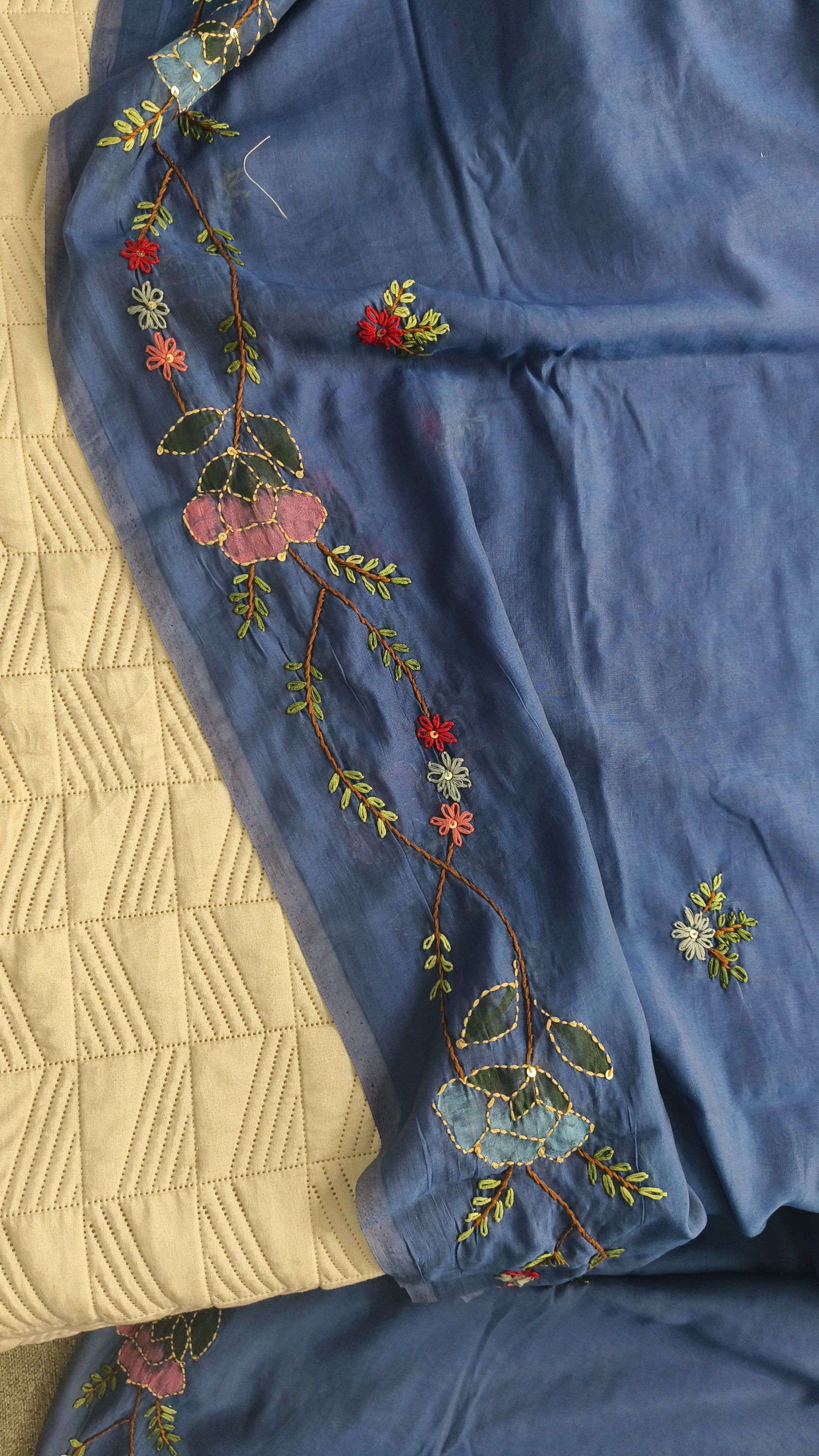 Hand embroidery detailing on Mul Chanderi saree