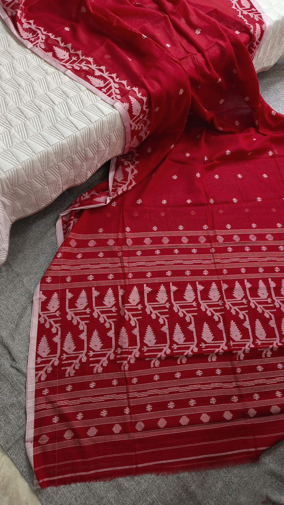 Handwoven Red and White Mul Cotton Jamdani Saree