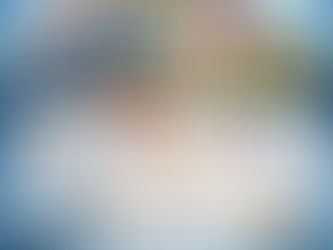 Un bricoleur qui travail sur sa maison