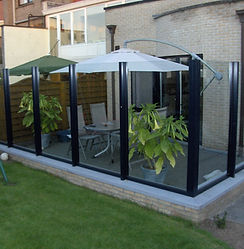 Windscherm balustrade met aluminium profielen en glas