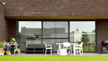 Ramen aan een buitenterras in aluminium. VINCK ramen & deuren.
