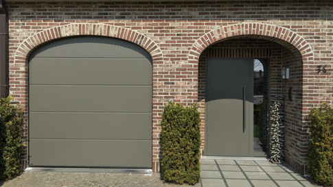 Sectionale poort Hörmann in ral-kleur 7039 kwartsgrijs, geplaatst te beveren-Waas.