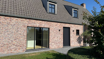 Villa de campagne avec fenêtres et portes en aluminium noir aspect acier