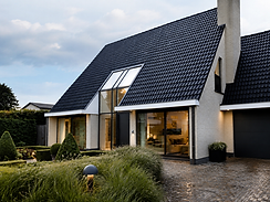Inkomdeur met raam tot in het dak met profielen reynaers aluminium grijze kleur