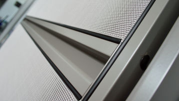 Close-up van een vliegenschuifraam van VINCK ramen & deuren.