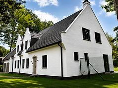 Totaalbeeld van klassevolle voorgevel van woning te belsele met Reynaers SL38 ramen