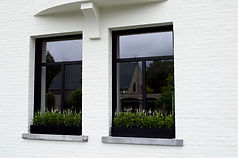 Zwarte SL38 ramen geplaatst in mooi voorgevel van woning in Bornem