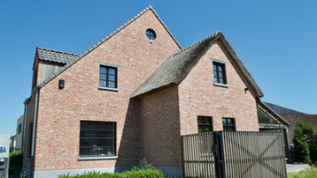 Woning te beveren in landelijke stijl met steel look ramen SL 38 in zwarte kleur van Reynaers Aluminium 3