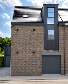 Woning in vrasene met grijze Reynaers Aluminium ramen en sectionale poort in woniing in Vr